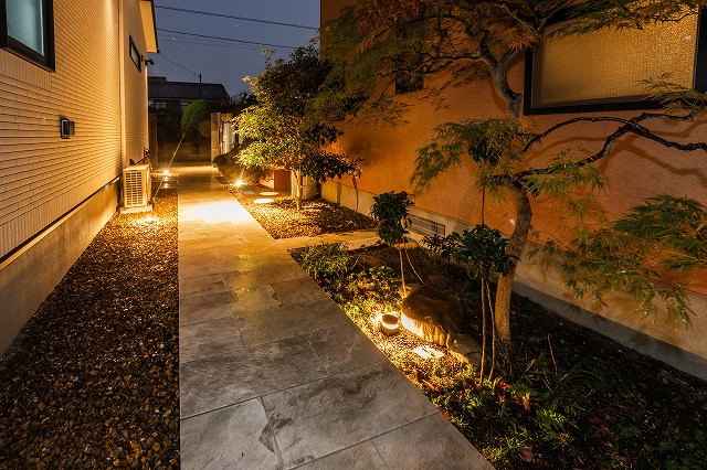 足元から広がる、やさしい光のアクセント 株式会社 癒樹工房 東京都N様邸 Spectacular garden lighting by lighting professionals. Enjoy a dramatic, romantic, even mysterious scene comparing to a day time.