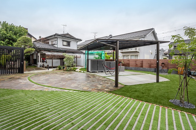 広がりのある庭空間をやさしく照らす、安心と心地よさの光設計　株式会社 癒樹工房　埼玉県K様邸 Spectacular garden lighting by lighting professionals. Enjoy a dramatic, romantic, even mysterious scene comparing to a day time.