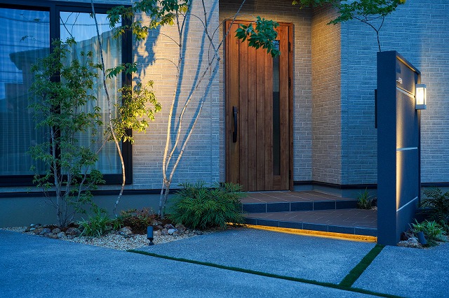 優しく迎える玄関 株式会社HARUMI 群馬県H様邸 Spectacular garden lighting by lighting professionals. Enjoy a dramatic, romantic, even mysterious scene comparing to a day time.