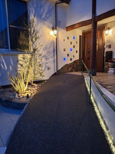 アプローチをほのかに照らす光の道　有限会社リーブス　福岡県H様邸 Spectacular garden lighting by lighting professionals. Enjoy a dramatic, romantic, even mysterious scene comparing to a day time.