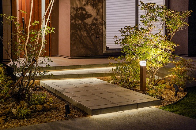 素敵に彩るライティング 株式会社HARUMI 群馬県S様邸 Spectacular garden lighting by lighting professionals. Enjoy a dramatic, romantic, even mysterious scene comparing to a day time.