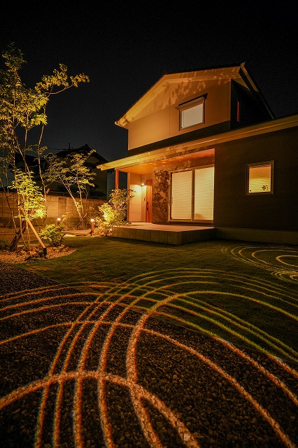 素敵に彩るライティング 株式会社HARUMI 群馬県S様邸 Spectacular garden lighting by lighting professionals. Enjoy a dramatic, romantic, even mysterious scene comparing to a day time.