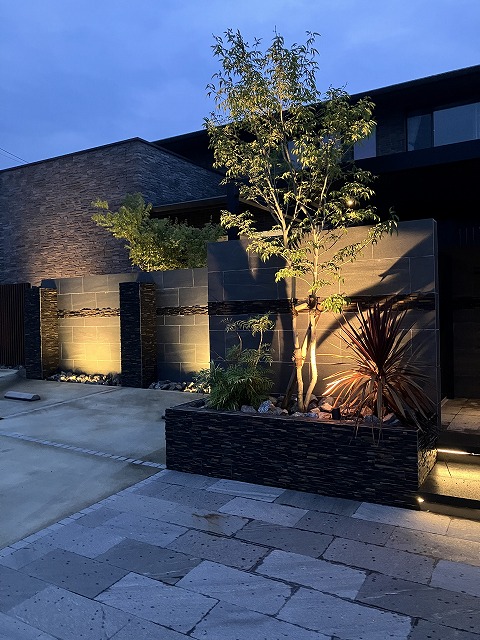 灯りが誘う、静謐(せいひつ)なファサード 鴻EG大分合同会社 大分県Y様邸 Spectacular garden lighting by lighting professionals. Enjoy a dramatic, romantic, even mysterious scene comparing to a day time.