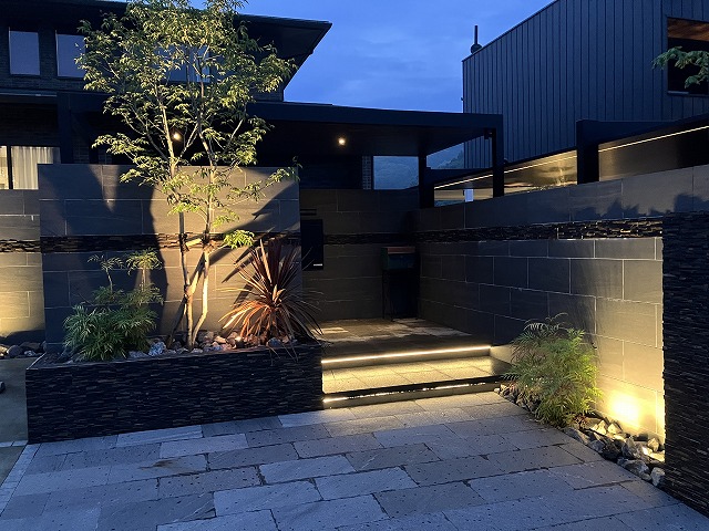 灯りが誘う、静謐(せいひつ)なファサード 鴻EG大分合同会社 大分県Y様邸 Spectacular garden lighting by lighting professionals. Enjoy a dramatic, romantic, even mysterious scene comparing to a day time.