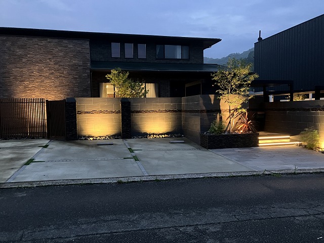 灯りが誘う、静謐(せいひつ)なファサード 鴻EG大分合同会社 大分県Y様邸 Spectacular garden lighting by lighting professionals. Enjoy a dramatic, romantic, even mysterious scene comparing to a day time.