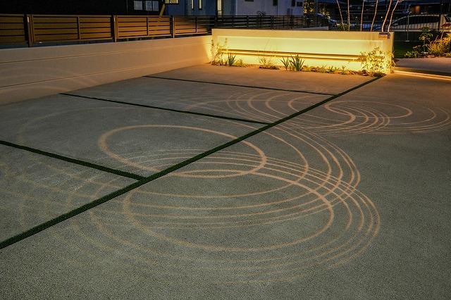 夜を彩る光の演出 株式会社HARUMI 群馬県O様邸 Spectacular garden lighting by lighting professionals. Enjoy a dramatic, romantic, even mysterious scene comparing to a day time.