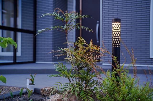 夜を彩る光の演出 株式会社HARUMI 群馬県O様邸 Spectacular garden lighting by lighting professionals. Enjoy a dramatic, romantic, even mysterious scene comparing to a day time.