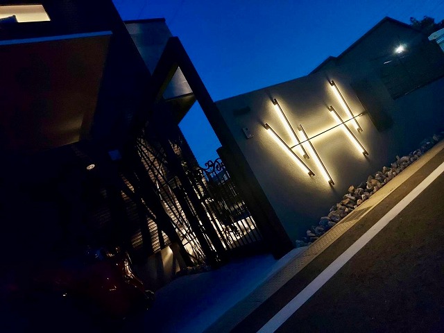 モダン×アート×安心感 株式会社グレイスガーデン 千葉県D様邸 Spectacular garden lighting by lighting professionals. Enjoy a dramatic, romantic, even mysterious scene comparing to a day time.