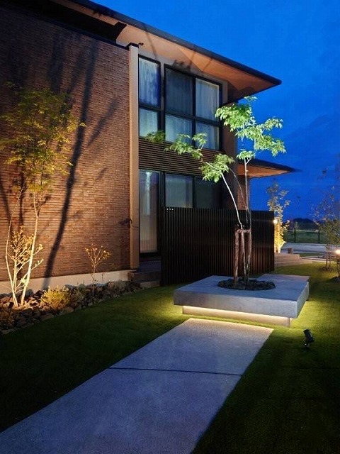 光を宿して光を照らして光を灯して道行く人々を愉しませる 株式会社ジーランド 宮城県A様邸 Spectacular garden lighting by lighting professionals. Enjoy a dramatic, romantic, even mysterious scene comparing to a day time.