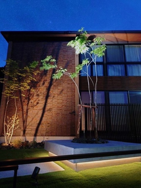 光を宿して光を照らして光を灯して道行く人々を愉しませる 株式会社ジーランド 宮城県A様邸 Spectacular garden lighting by lighting professionals. Enjoy a dramatic, romantic, even mysterious scene comparing to a day time.