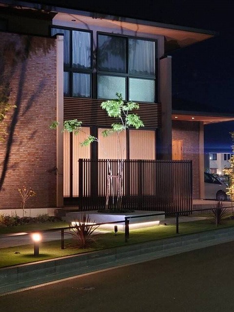 光を宿して光を照らして光を灯して道行く人々を愉しませる 株式会社ジーランド 宮城県A様邸 Spectacular garden lighting by lighting professionals. Enjoy a dramatic, romantic, even mysterious scene comparing to a day time.