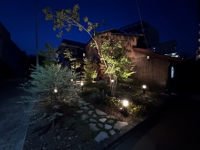 老後を楽しむ癒しのガーデン Assemble Garden(アセンブルガーデン) 兵庫県S様邸 Spectacular garden lighting by lighting professionals. Enjoy a dramatic, romantic, even mysterious scene comparing to a day time.