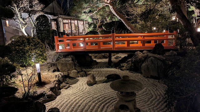古民家を改装した800坪の日本庭園 ㈱鵬プランニング 千葉県オーベルジュ・ド・マノワール吉庭 Spectacular garden lighting by lighting professionals. Enjoy a dramatic, romantic, even mysterious scene comparing to a day time.