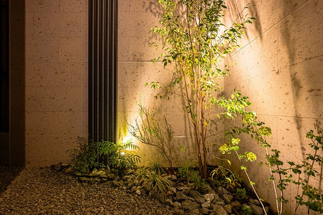 ハイグレードなバスコート　外部空間デザイン・グラン株式会社　大阪府A様邸 Spectacular garden lighting by lighting professionals. Enjoy a dramatic, romantic, even mysterious scene comparing to a day time.