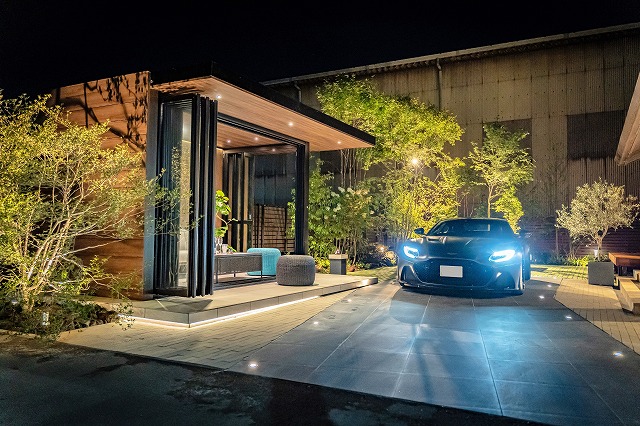 「灯る庭、語らう車」〜照明がつなぐ、癒しと愛車のひととき〜　株式会社MASAKI空間計画　埼玉県K様邸 Spectacular garden lighting by lighting professionals. Enjoy a dramatic, romantic, even mysterious scene comparing to a day time.