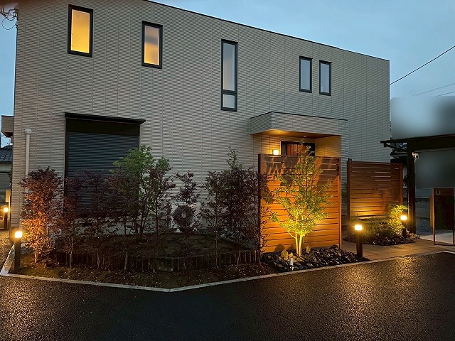 木と天然石が映えるモダンなエントランス　株式会社オオヤマ　栃木県O様邸 Spectacular garden lighting by lighting professionals. Enjoy a dramatic, romantic, even mysterious scene comparing to a day time.