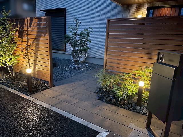 木と天然石が映えるモダンなエントランス　株式会社オオヤマ　栃木県O様邸 Spectacular garden lighting by lighting professionals. Enjoy a dramatic, romantic, even mysterious scene comparing to a day time.