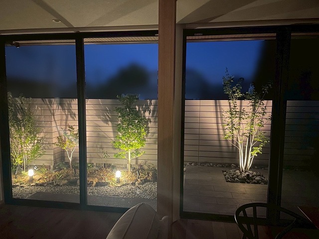 木々と灯りが溶け合う特別な庭空間　株式会社オオヤマ　栃木県 H様邸 Spectacular garden lighting by lighting professionals. Enjoy a dramatic, romantic, even mysterious scene comparing to a day time.