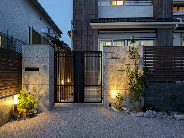 大谷石調タイルの影が際立つライティング　クラウンエクステリア株式会社　愛知県O様邸 Spectacular garden lighting by lighting professionals. Enjoy a dramatic, romantic, even mysterious scene comparing to a day time.