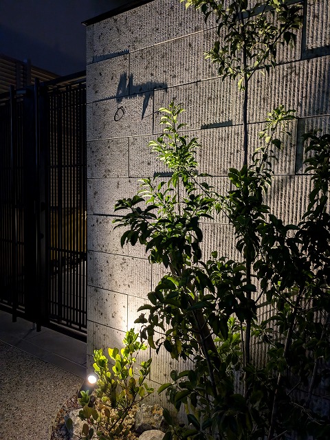 大谷石調タイルの影が際立つライティング　クラウンエクステリア株式会社　愛知県O様邸 Spectacular garden lighting by lighting professionals. Enjoy a dramatic, romantic, even mysterious scene comparing to a day time.