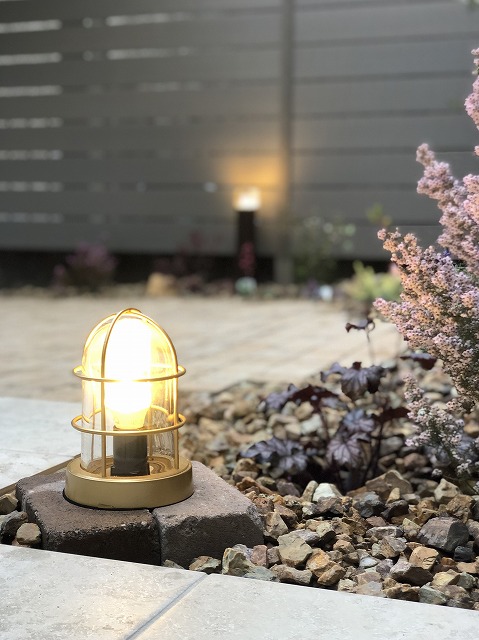 暗がりを楽しめるデザイン クラウンエクステリア株式会社 愛知県U様邸 Spectacular garden lighting by lighting professionals. Enjoy a dramatic, romantic, even mysterious scene comparing to a day time.