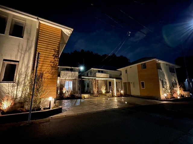 やすらぎの光が誘うアプローチ　株式会社ＬＡＮＤ-Ｈ.Ａ.Ｇ　神奈川県 戸建住宅 Spectacular garden lighting by lighting professionals. Enjoy a dramatic, romantic, even mysterious scene comparing to a day time.
