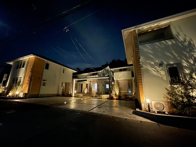 やすらぎの光が誘うアプローチ　株式会社ＬＡＮＤ-Ｈ.Ａ.Ｇ　神奈川県 戸建住宅 Spectacular garden lighting by lighting professionals. Enjoy a dramatic, romantic, even mysterious scene comparing to a day time.