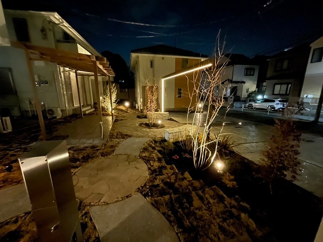 やすらぎの光が誘うアプローチ　株式会社ＬＡＮＤ-Ｈ.Ａ.Ｇ　神奈川県 戸建住宅 Spectacular garden lighting by lighting professionals. Enjoy a dramatic, romantic, even mysterious scene comparing to a day time.