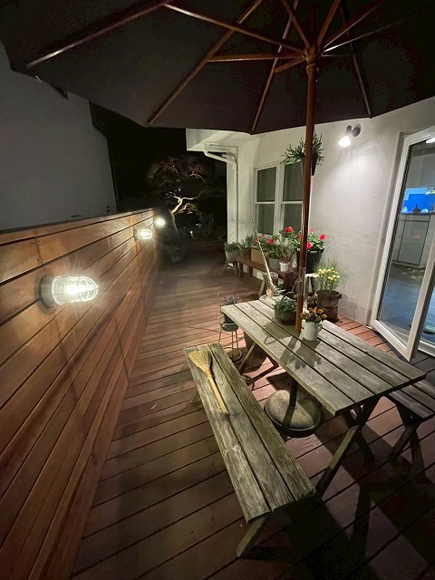 天然木とマリンライトの癒しの光　株式会社ＬＡＮＤ-Ｈ.Ａ.Ｇ　神奈川県K様邸 Spectacular garden lighting by lighting professionals. Enjoy a dramatic, romantic, even mysterious scene comparing to a day time.