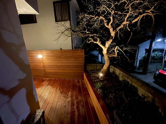 天然木とマリンライトの癒しの光　株式会社ＬＡＮＤ-Ｈ.Ａ.Ｇ　神奈川県K様邸 Spectacular garden lighting by lighting professionals. Enjoy a dramatic, romantic, even mysterious scene comparing to a day time.