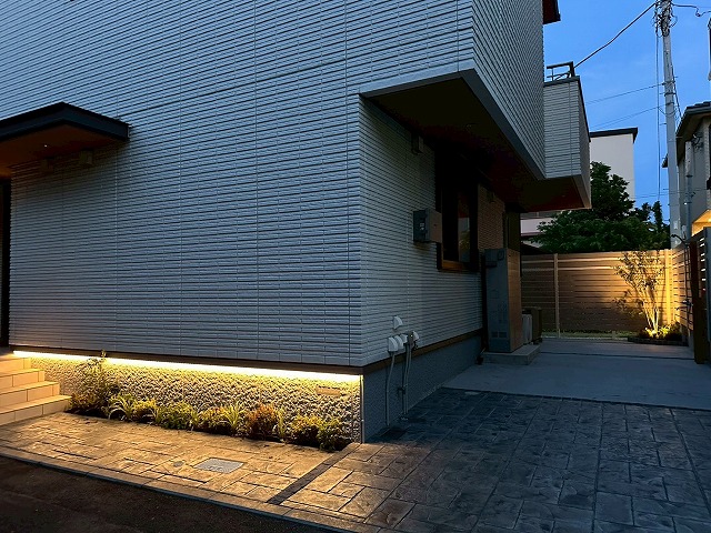 家族を迎える優しい光　株式会社ＬＡＮＤ-Ｈ.Ａ.Ｇ　神奈川県K様邸 Spectacular garden lighting by lighting professionals. Enjoy a dramatic, romantic, even mysterious scene comparing to a day time.