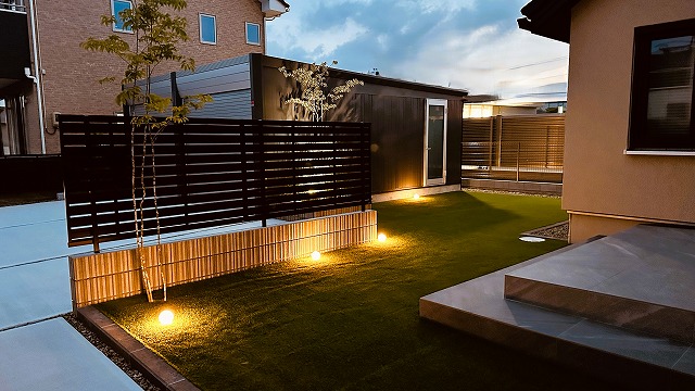 ライティングで魅せる、癒しの門周り　有限会社海馬工苑　宮城県N様邸 Spectacular garden lighting by lighting professionals. Enjoy a dramatic, romantic, even mysterious scene comparing to a day time.