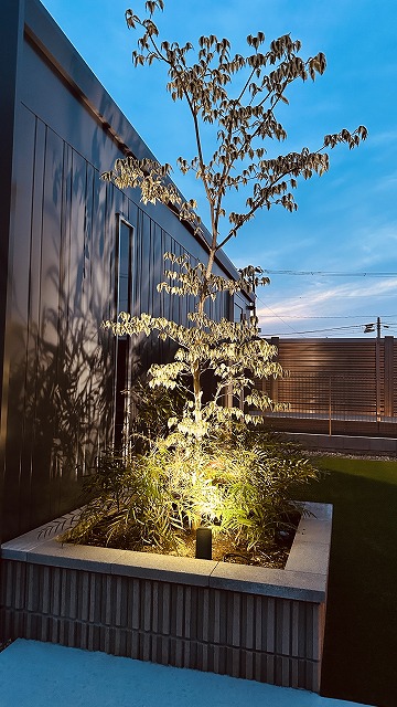 ライティングで魅せる、癒しの門周り　有限会社海馬工苑　宮城県N様邸 Spectacular garden lighting by lighting professionals. Enjoy a dramatic, romantic, even mysterious scene comparing to a day time.
