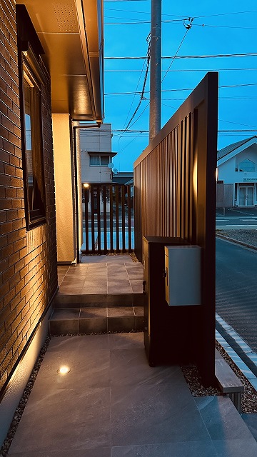 ライティングで魅せる、癒しの門周り　有限会社海馬工苑　宮城県N様邸 Spectacular garden lighting by lighting professionals. Enjoy a dramatic, romantic, even mysterious scene comparing to a day time.