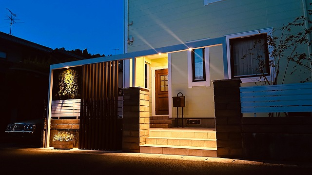 縦格子ラインが灯すファサード空間　有限会社海馬工苑　宮城県K様邸 Spectacular garden lighting by lighting professionals. Enjoy a dramatic, romantic, even mysterious scene comparing to a day time.