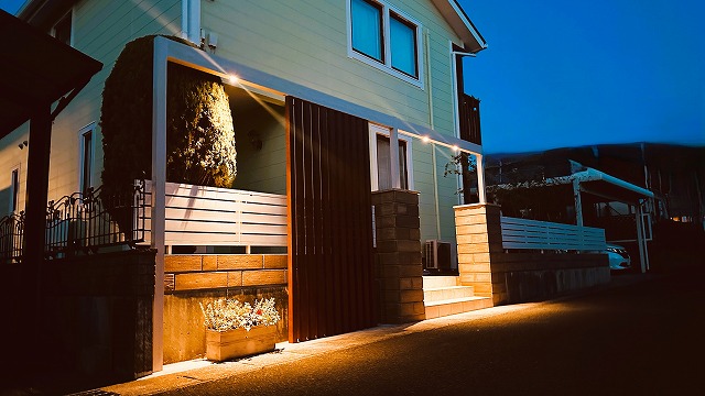 縦格子ラインが灯すファサード空間　有限会社海馬工苑　宮城県K様邸 Spectacular garden lighting by lighting professionals. Enjoy a dramatic, romantic, even mysterious scene comparing to a day time.