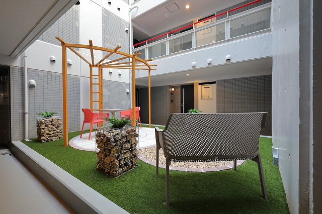 憩いの場を創出する、マンション中庭のデザイン　株式会社グリーンケア 川崎多摩店　東京都G様邸 Spectacular garden lighting by lighting professionals. Enjoy a dramatic, romantic, even mysterious scene comparing to a day time.