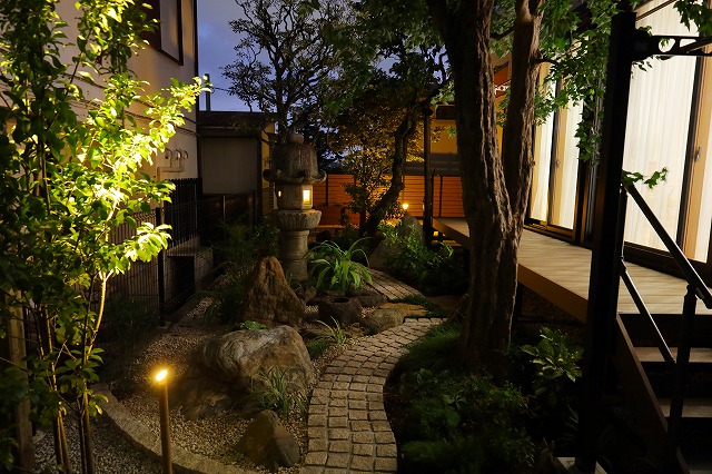 奥行きを感じる和風庭園　株式会社グリーンケア 武蔵野店　東京都M様邸 Spectacular garden lighting by lighting professionals. Enjoy a dramatic, romantic, even mysterious scene comparing to a day time.