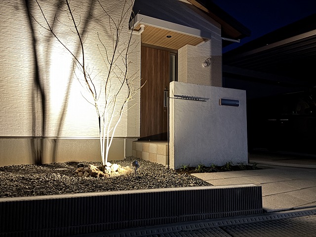 白い壁に映る影　プレックスガーデン　長野県A様邸 Spectacular garden lighting by lighting professionals. Enjoy a dramatic, romantic, even mysterious scene comparing to a day time.