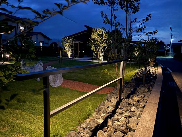 プライベート・パーク　プレックスガーデン　長野県S様邸 Spectacular garden lighting by lighting professionals. Enjoy a dramatic, romantic, even mysterious scene comparing to a day time.