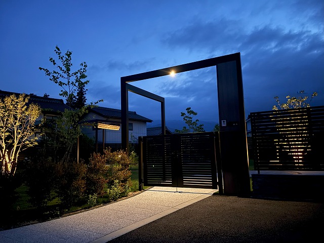 プライベート・パーク　プレックスガーデン　長野県S様邸 Spectacular garden lighting by lighting professionals. Enjoy a dramatic, romantic, even mysterious scene comparing to a day time.