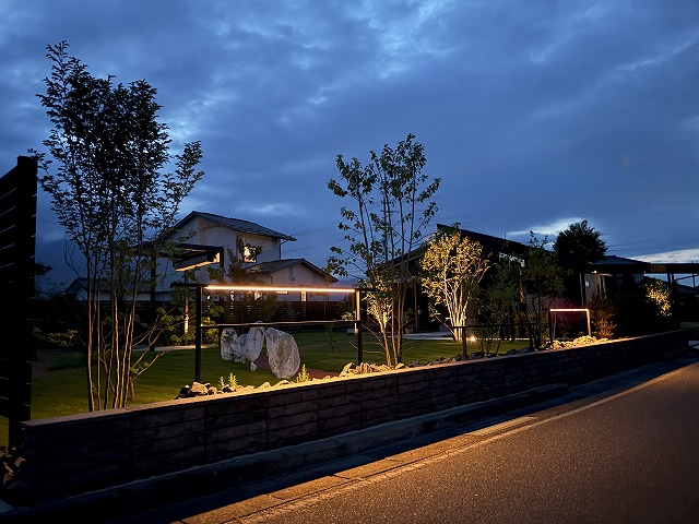 プライベート・パーク　プレックスガーデン　長野県S様邸 Spectacular garden lighting by lighting professionals. Enjoy a dramatic, romantic, even mysterious scene comparing to a day time.