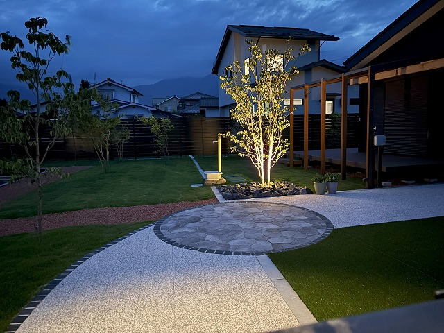 プライベート・パーク　プレックスガーデン　長野県S様邸 Spectacular garden lighting by lighting professionals. Enjoy a dramatic, romantic, even mysterious scene comparing to a day time.