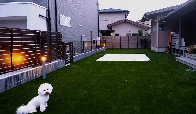 灯りがつなぐ、愛犬との暮らし　株式会社東武園緑化　熊本県S様邸 Spectacular garden lighting by lighting professionals. Enjoy a dramatic, romantic, even mysterious scene comparing to a day time.