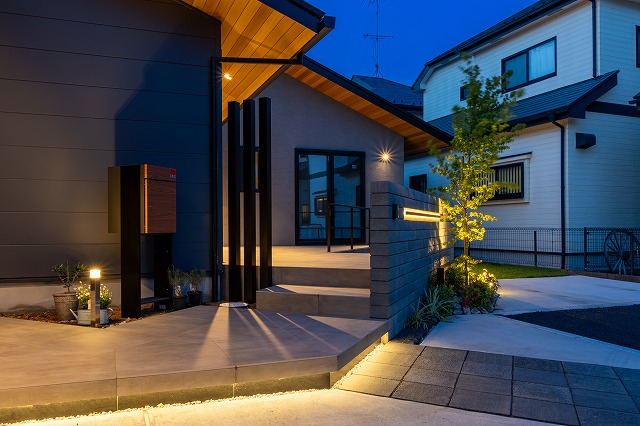 平屋らしい安定してバランスのとれたファサード　有限会社近藤建材店　埼玉県K様邸 Spectacular garden lighting by lighting professionals. Enjoy a dramatic, romantic, even mysterious scene comparing to a day time.