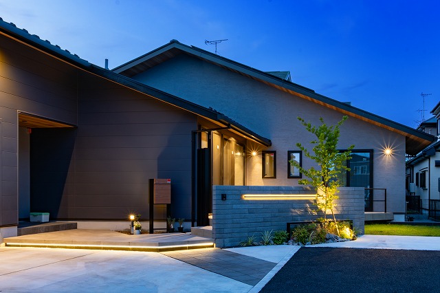平屋らしい安定してバランスのとれたファサード　有限会社近藤建材店　埼玉県K様邸 Spectacular garden lighting by lighting professionals. Enjoy a dramatic, romantic, even mysterious scene comparing to a day time.