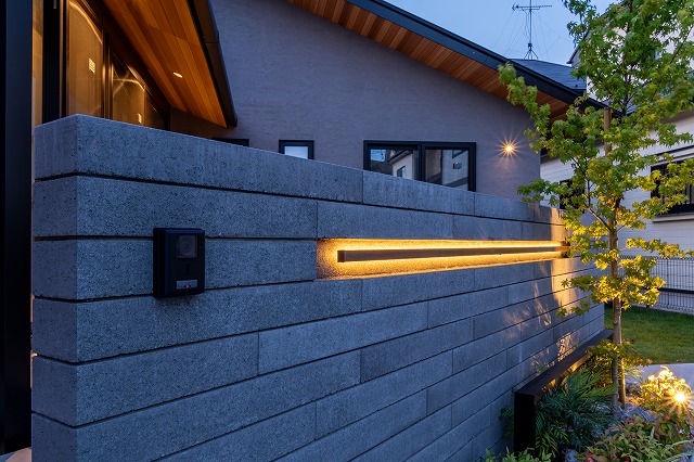 平屋らしい安定してバランスのとれたファサード　有限会社近藤建材店　埼玉県K様邸 Spectacular garden lighting by lighting professionals. Enjoy a dramatic, romantic, even mysterious scene comparing to a day time.