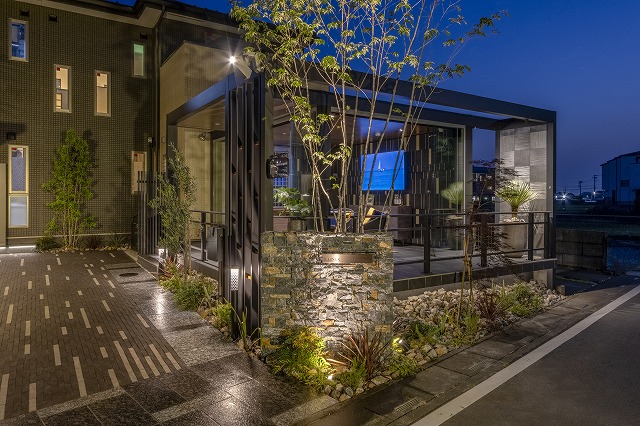 5th Roomで住まう、光彩の領域　有限会社近藤建材店　埼玉県O様邸 Spectacular garden lighting by lighting professionals. Enjoy a dramatic, romantic, even mysterious scene comparing to a day time.