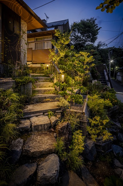 緑量豊なファサードを楽しむ・魅せるlighting　パーチェフル／GRAZIE MILLE　滋賀県K様邸 Spectacular garden lighting by lighting professionals. Enjoy a dramatic, romantic, even mysterious scene comparing to a day time.