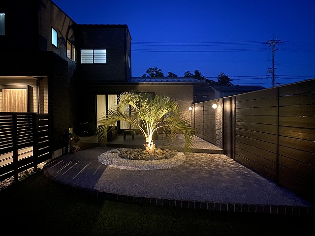 Diffusion  of  Light　パーチェフル／GRAZIE MILLE　滋賀県U様邸 Spectacular garden lighting by lighting professionals. Enjoy a dramatic, romantic, even mysterious scene comparing to a day time.